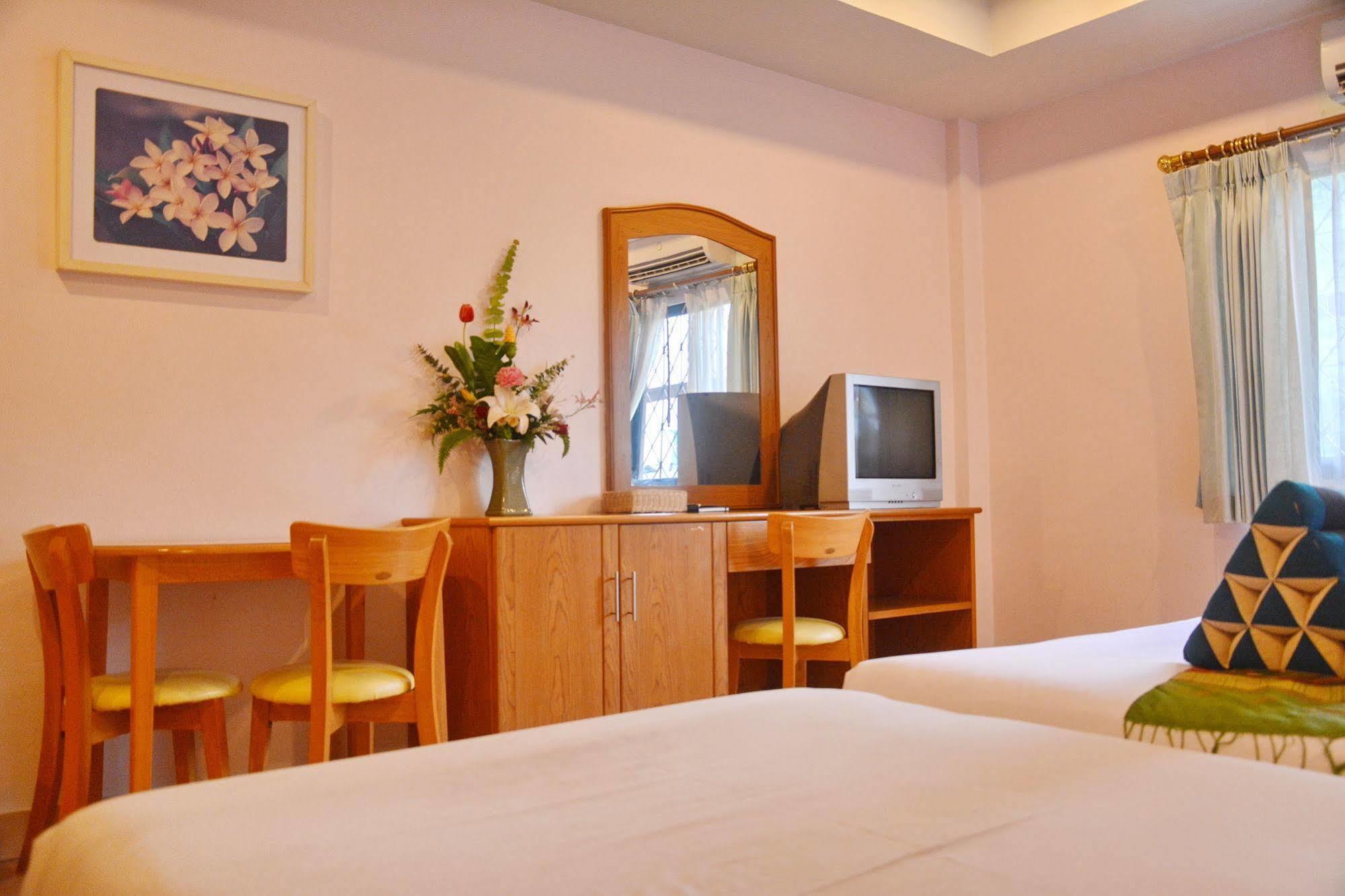 Seven Oaks Inn Jomtien Exterior foto