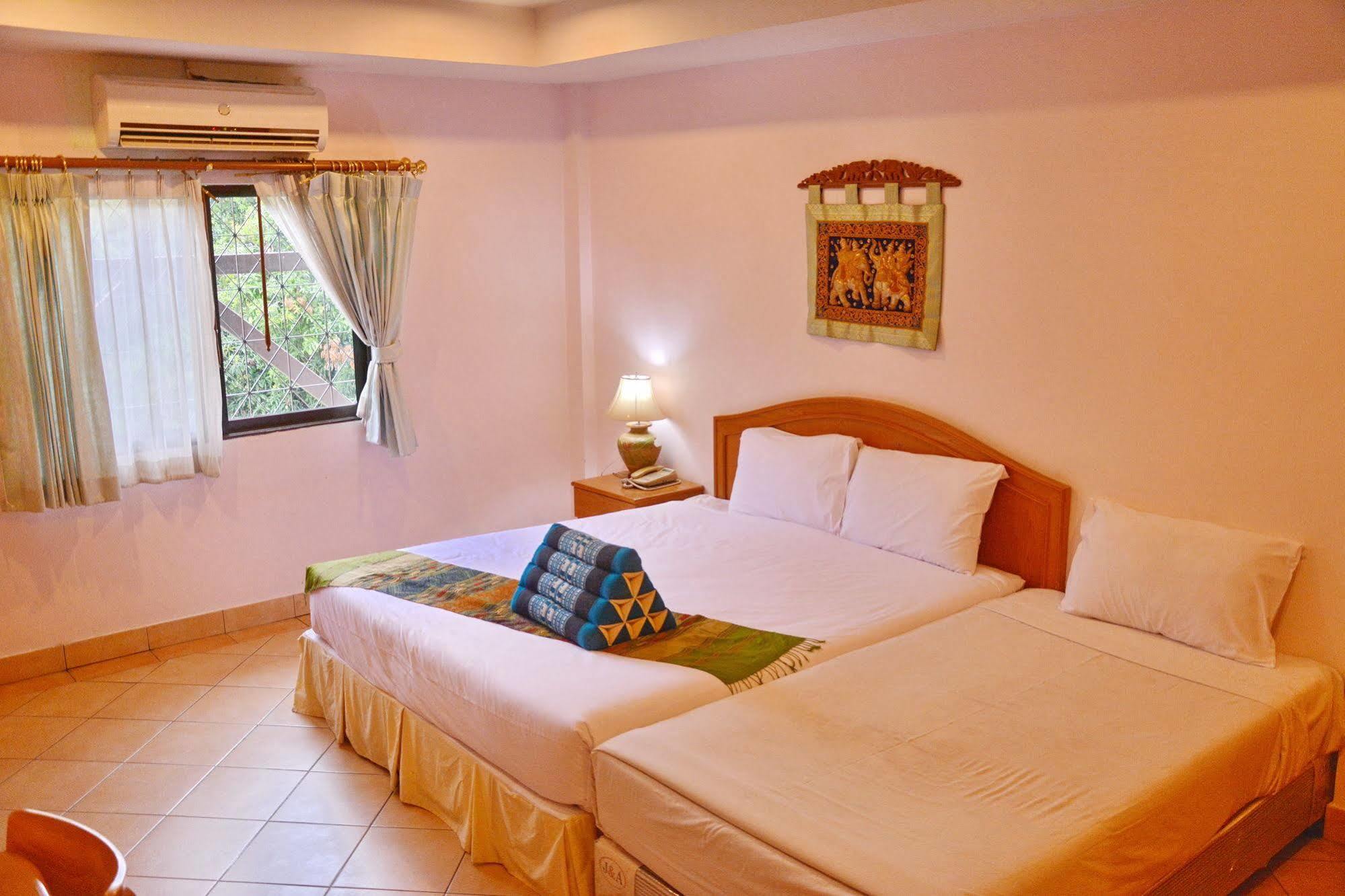 Seven Oaks Inn Jomtien Exterior foto